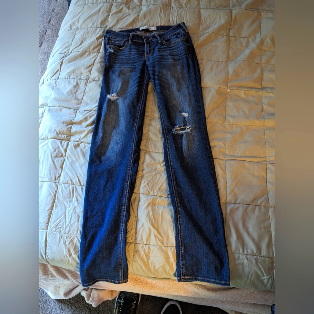 Hollister 5L. 27 w x 34 l. Beautiful Jeans